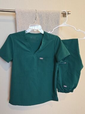 FIGS Green Medical Scrub Top and Pants Set